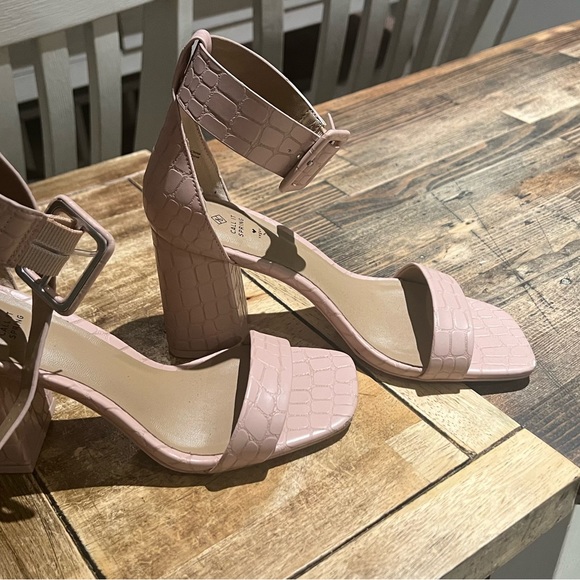 Heels - Spring - Picture 3 of 3